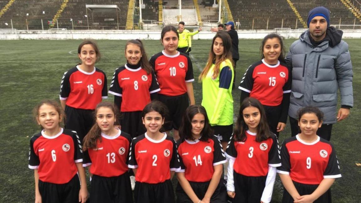 Yıldız Kız Futbol kategorisinde, ilçemizde yapılan grup maçında okulumuz, Yavuz Selim İmam Hatip Ortaokulunu 3-0 yenmiştir.