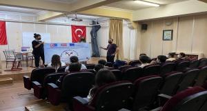 Okulumuz Rehber Öğretmenleri Şadiye DENİZCİ ve Mehmet Soner ŞAHİN tarafından 8. Sınıf öğrencilerine Akran Zorbalığı konulu bilgilendirme semineri verildi.