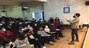İstanbul İl Milli Eğitim Müdürlüğü tarafından yürütülmekte olan Yazarlar Okulda projesi kapsamında çocuk kitapları yazarı Sayın Dilek Yardımcı ile okulumuz konferans salonunda bir söyleşi ve imza günü düzenledik.