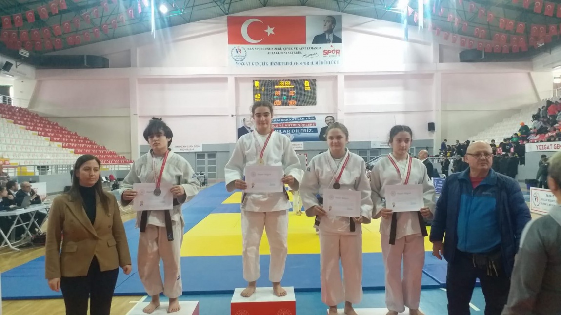 8/A Sınıfı Öğrencimiz, Esmenur HAMAN Yozgat'ta Yapılan Türkiye Judo Şampiyonasında 1. Olmuş ve Altın Madalya Kazanmıştır.