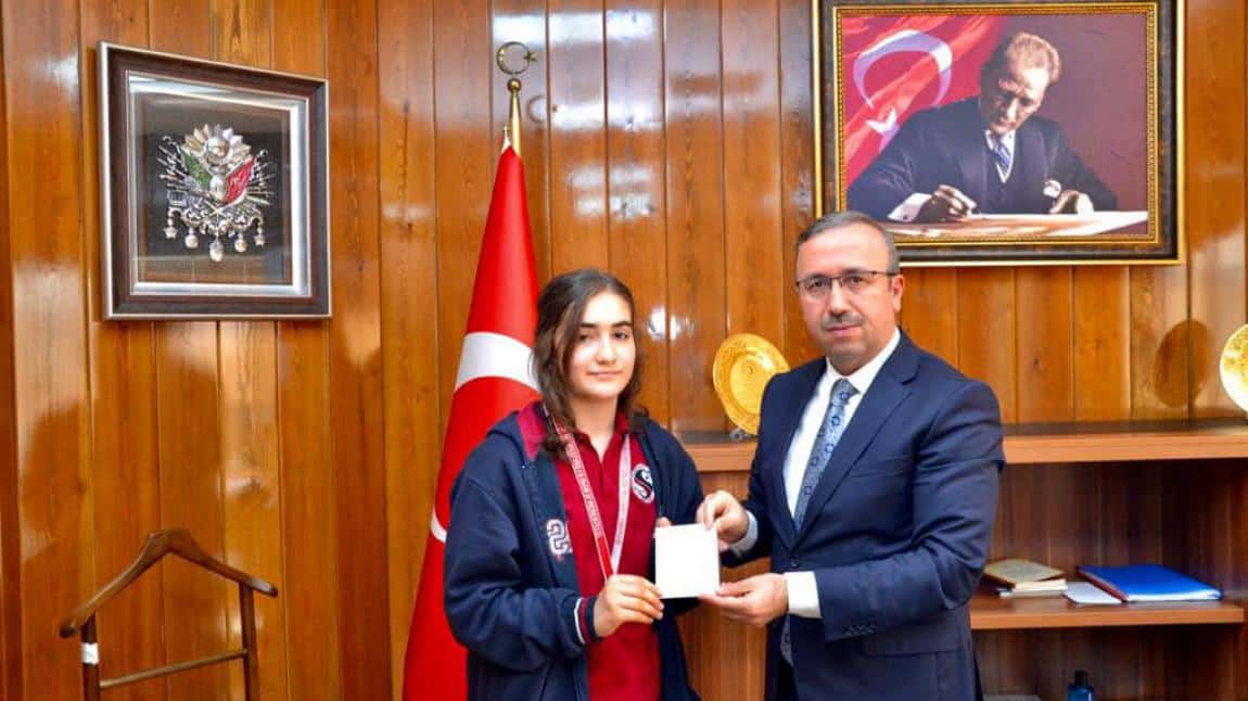 İlçe Milli Eğitim Müdürümüz Sayın Sinan AYDIN, Türkiye Judo Şampiyonasında 1. olan 8. Sınıf öğrencimiz Esmenur HAMAN'ı makamında misafir ettiler.