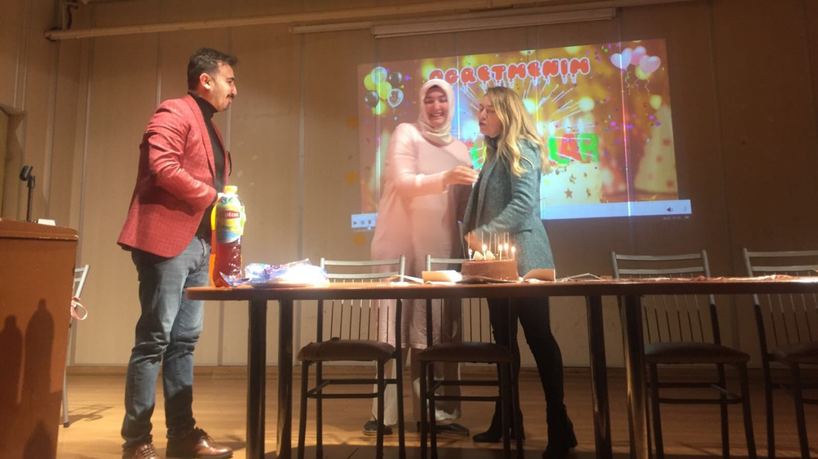 Türkçe öğretmenlerimiz, Ayça UYGUN ve Gökben ERGİN' e doğum günü kutlaması yapıldı.