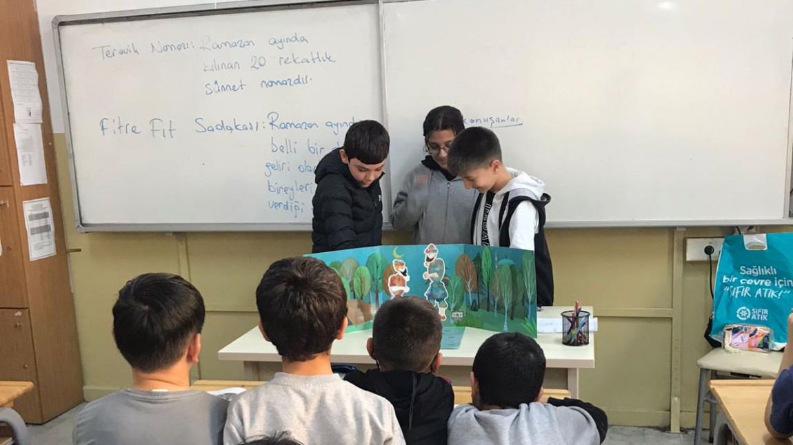 5. Sınıf Din Kültürü ve Ahlak Bilgisi dersinde, Ramazan eğlencelerinden 'Hacivat ve Karagöz' oyunu oynatıldı.