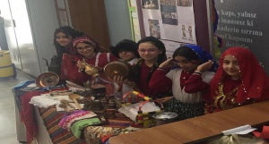 5B Sınıfı öğrencilerimiz, Türkçe dersi Milli Kültür Öğelerimiz Ünitesi için getirdikleri eserlerle bir sergi hazırladı.