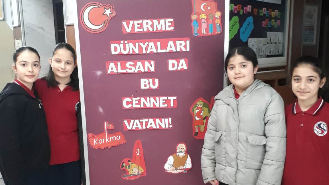 Öğrencilerimiz, 12 Mart İstiklal Marşı'nın Kabulü ve Mehmet Akif Ersoy'u Anma Günü dolayısıyla okul panomuzu hazırladı.