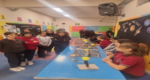 Fen bilimleri dersinde 5.6.ve 7. Sınıf öğrencilerimizin dönem içerisinde yapmış olduğu sunum materyalleri ile Uzay Sergisi açıldı.