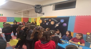 Fen bilimleri dersinde 5.6.ve 7. Sınıf öğrencilerimizin dönem içerisinde yapmış olduğu sunum materyalleri ile Uzay Sergisi açıldı.
