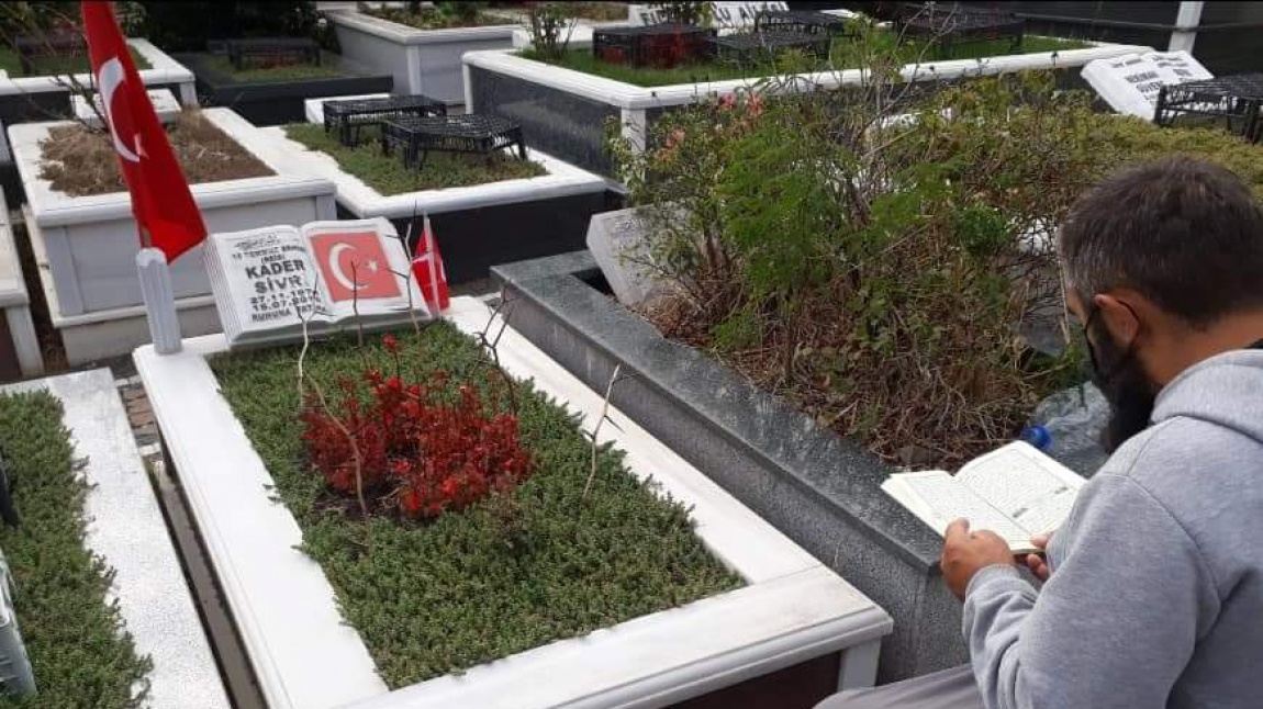 Okulumuza Adını Veren 15 Temmuz Şehidimiz Kader Sivri ve Şehid Halil Kantarcı'nın Çengelköy Mezarlığındaki Makamlarını Ziyaret Ederek Yasin-i Şerif Okuduk 