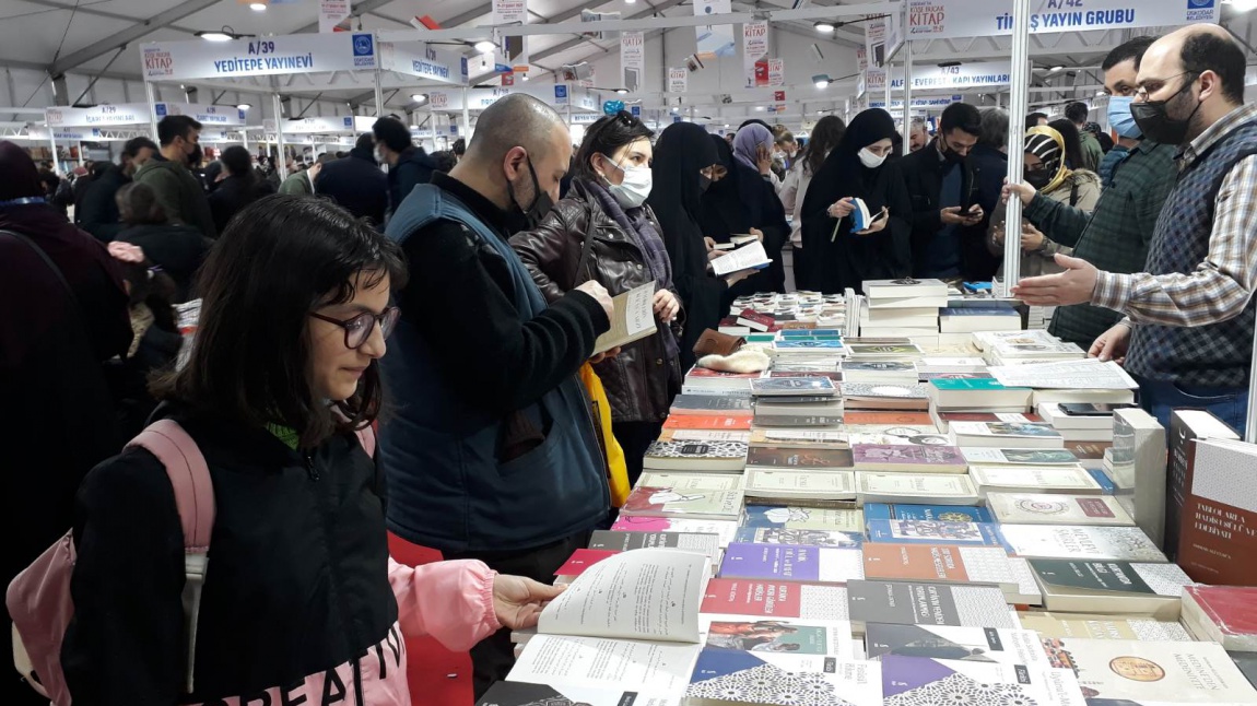Üsküdar Kitap Fuarına Öğrencilerimiz Yoğun Bir Katılım Sağladı , Satın Aldıkları Kitapların Yazarlarına Kitaplarını İmzalatan Ziyaretçiler , Söyleşilere Büyük İlgi Gösterdi