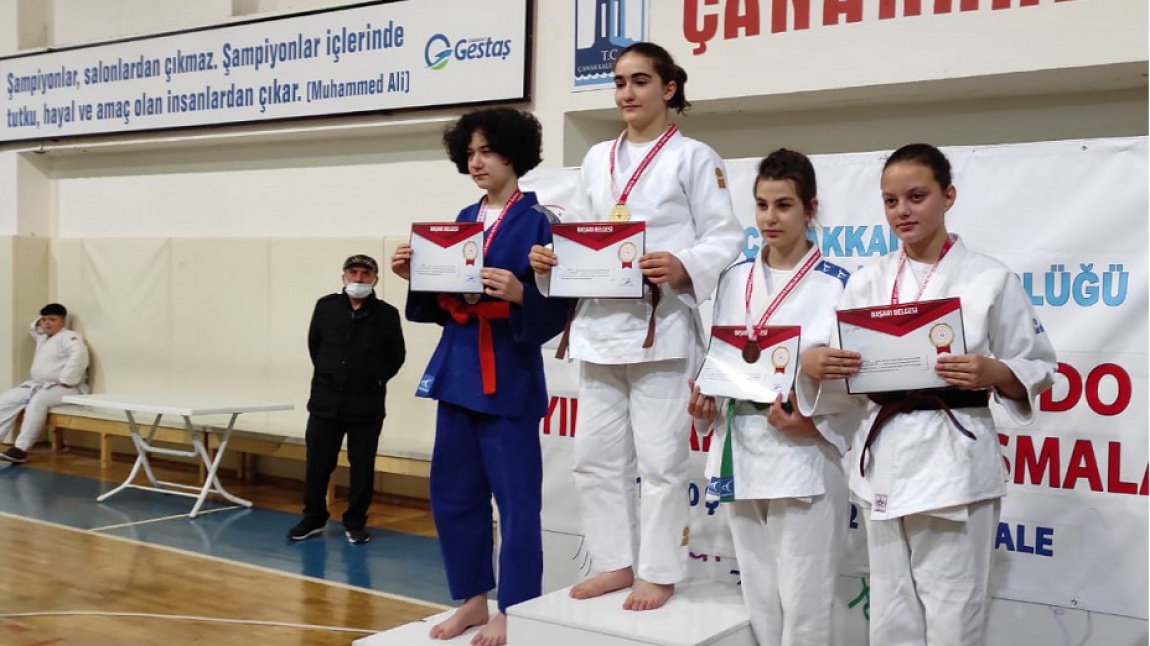 Öğrencimiz Esmenur Haman Çanakkale'de Düzenlenen Okullar Arası Judo bölge  Müsabakasında 1.ci olup Türkiye Şampiyonasına Katılmaya Hak Kazanmıştır !Tebrik Ediyoruz