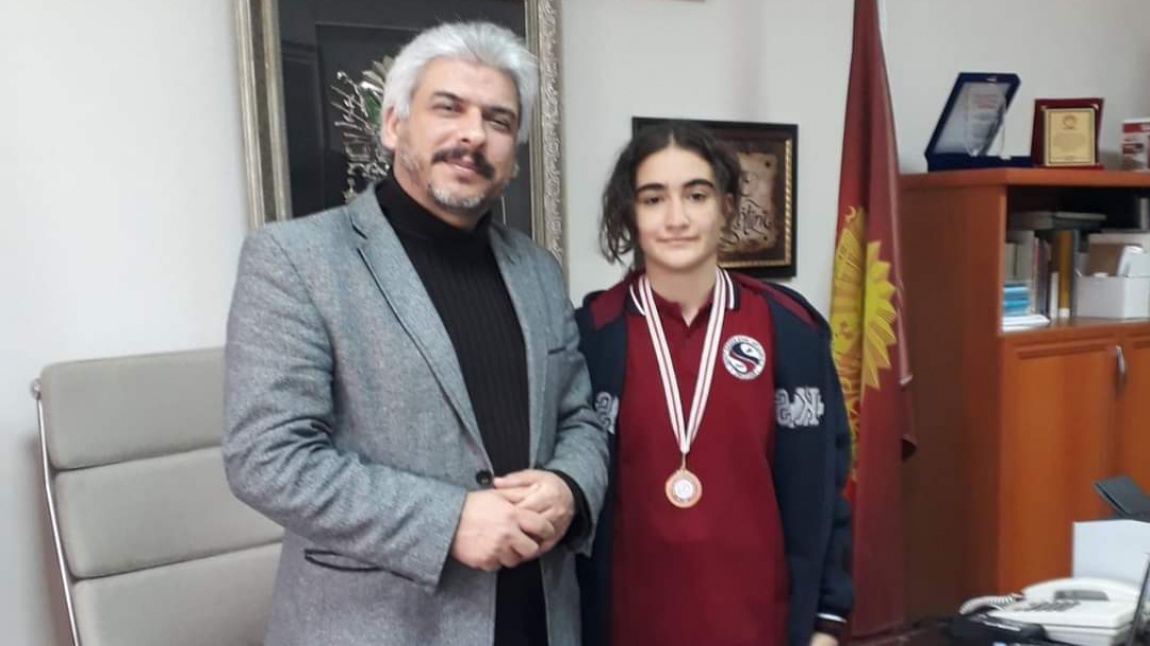 Okullar Arası Türkiye Judo Şampiyonumuz Esmenur Haman ,haftasonu Kırklarelide yapılan Yıldızlar Anadolu Ligi Çeyrek Final Müsabakalarında da 1. olarak yeni şampiyonluk için önemli bir başarı kazandı. 