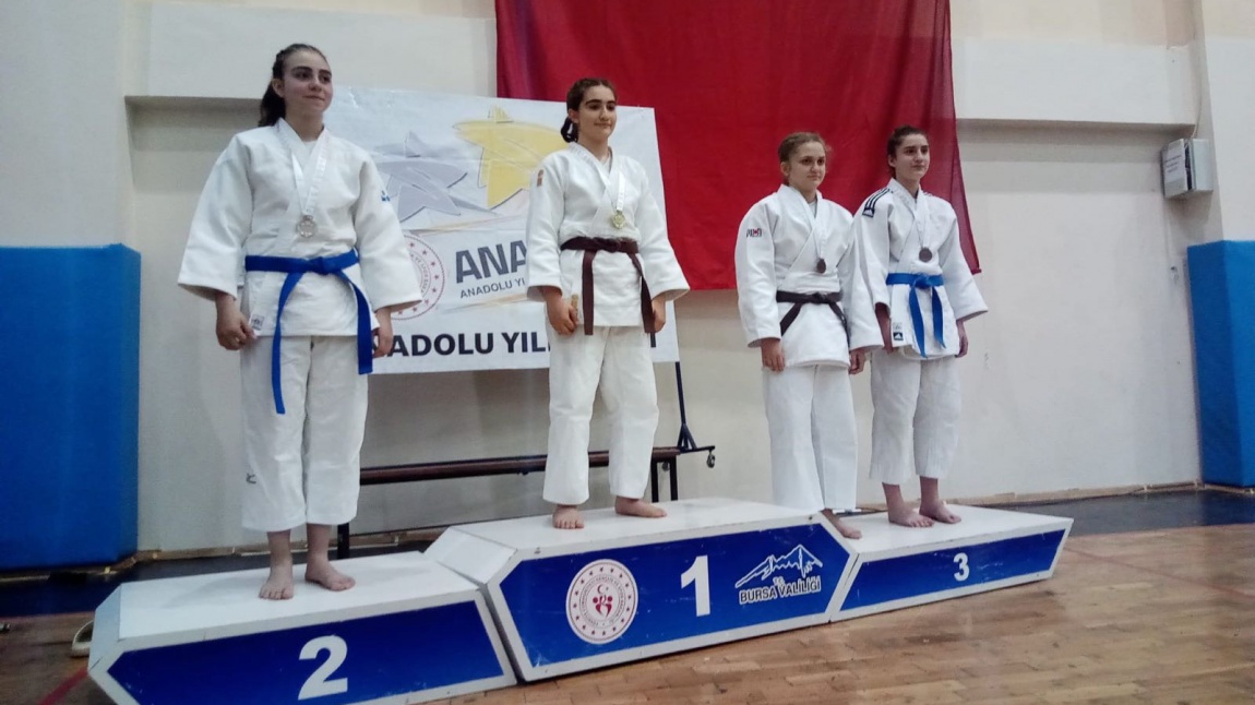 Okullar Arası Türkiye Judo Şampiyonumuz Esmenur Haman ,14 /15 °Nisanda Bursada yapılan Anadolu Yıldızlar ligi  Yarı final gurup maçlarınıda birinci olarak tamamlayarak Türkiye şampiyonası finallerine gitmeye hak kazanmıştır, 