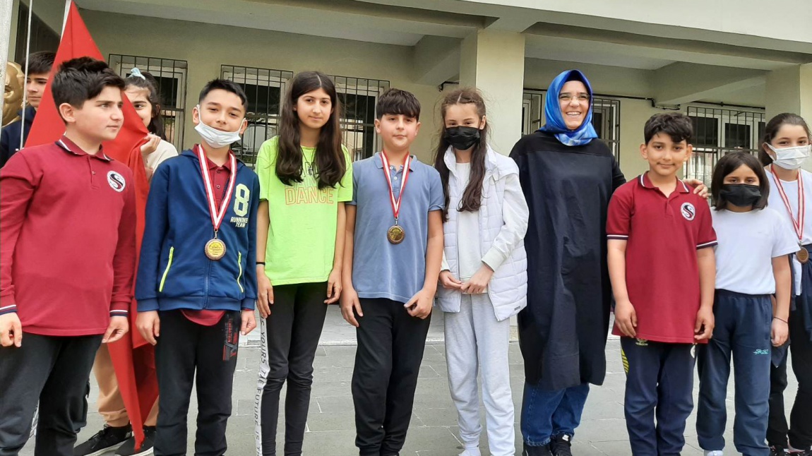 Peygamberimiz (SAV)' in Hayatı bilgi yarışması finalini kazanan sınıflarımıza madalyaları İstiklal Marşı töreninde takdim edildi.