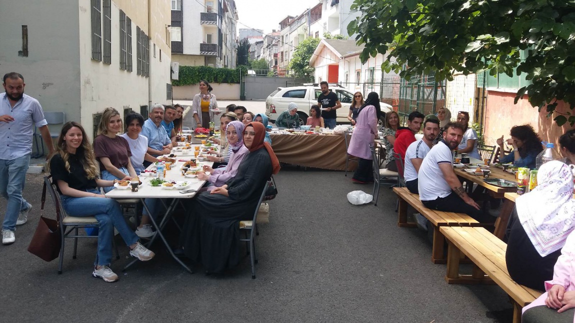 Şehit Kader Sivri Ortaokulu öğretmenleri ile kahvaltılı bir değerlendirme toplantısı yapıldı.
