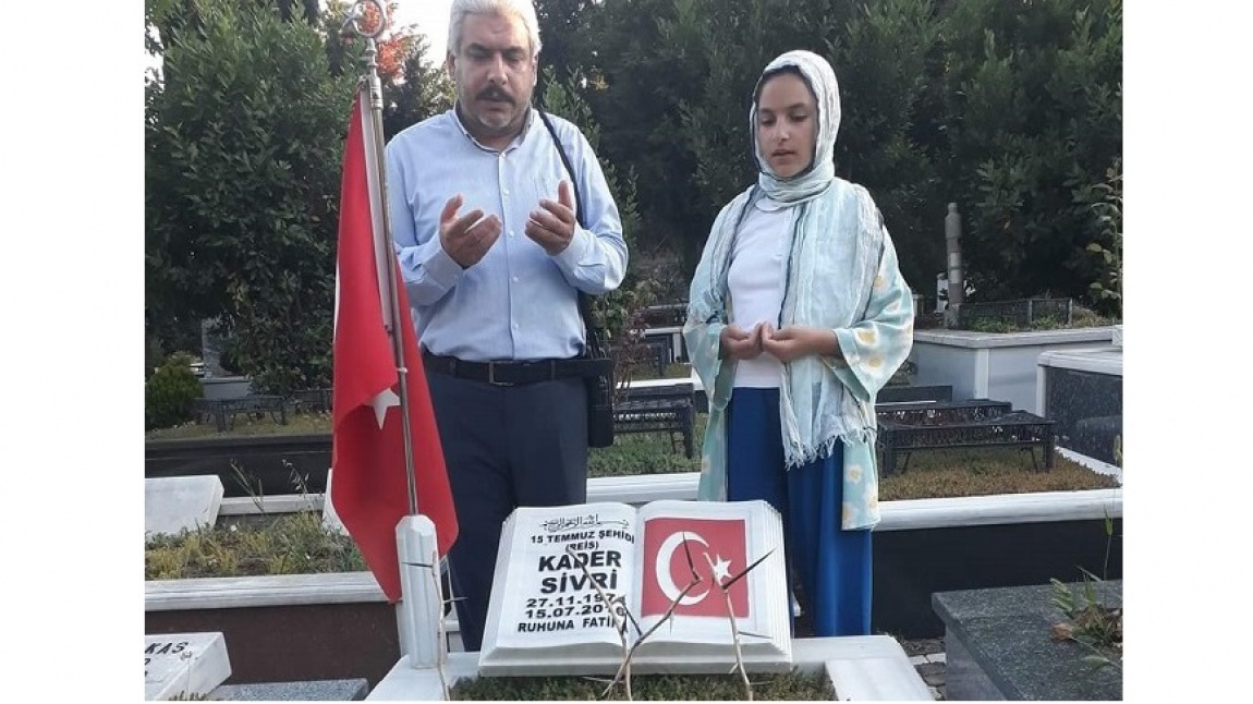 15 Temmuz Şehidimiz , Okulumuza İsmini Veren Şehit Kader Sivri'yi  Çengelköy Mezarlığındaki İstirahatgahında Ziyaret Ettik